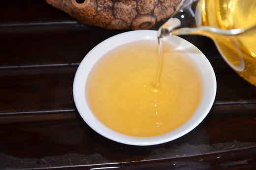 2012年巴达古树茶（茶汤入口，舌面后段与上颚微苦即散，回甘和生津迅速。） 商品图5