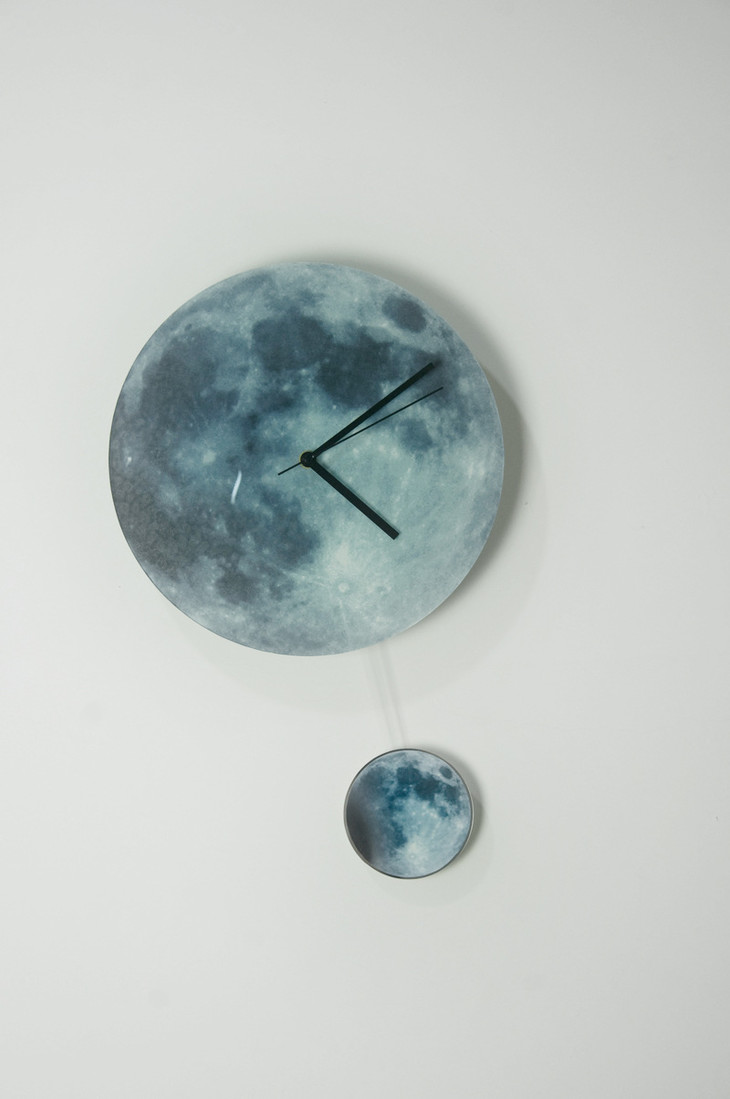 家居月牙摆锤钟创意发光月亮钟摆夜光月球挂钟儿童房墙饰墙钟