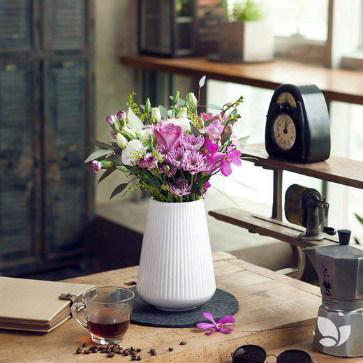 「小瓷」花器，地中海极简风，为你而来。适用于「主题花系列」若用此瓶，需将花根部剪短。 商品图1