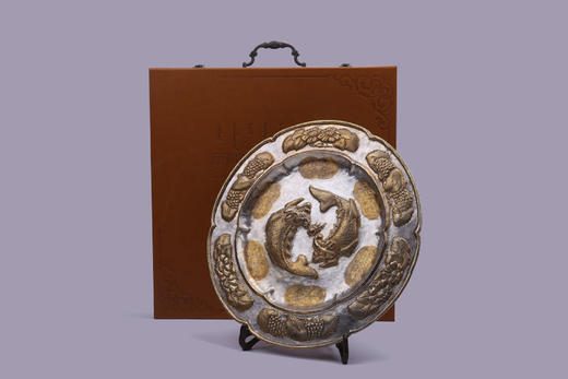 〖内博文创〗摩羯戏珠纹金花银盘（仿品） 商品图3