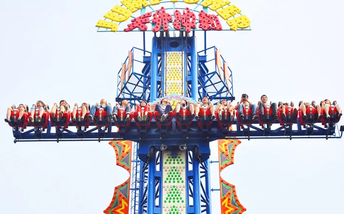 【疯狂迪斯科】所有的人坐在没有任何扶手的大圆盘里,圆盘随着dj播放