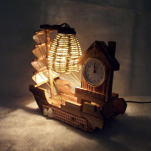 【家具摆件】。帆船木质台灯带时钟 创意卧室装饰浪漫摆件 精品工艺品 商品图1