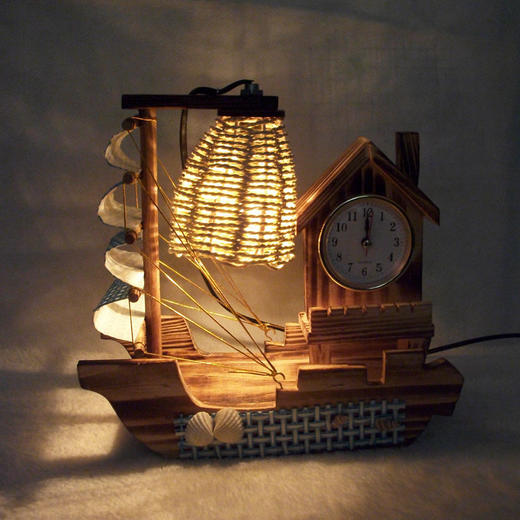 【家具摆件】。帆船木质台灯带时钟 创意卧室装饰浪漫摆件 精品工艺品 商品图0