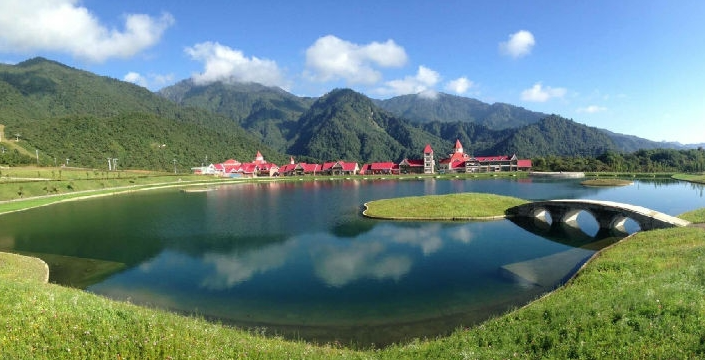 西岭雪山游西岭雪山花水湾风情小镇入住温泉公寓酒店