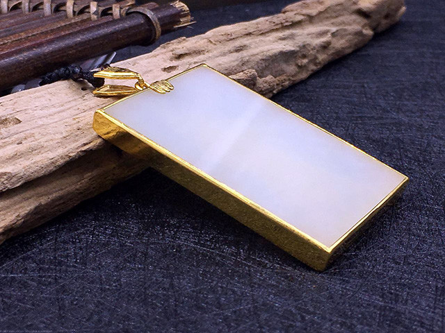 威严关公辟邪纳福寓意黄金和田玉关老爷金镶玉男士方牌