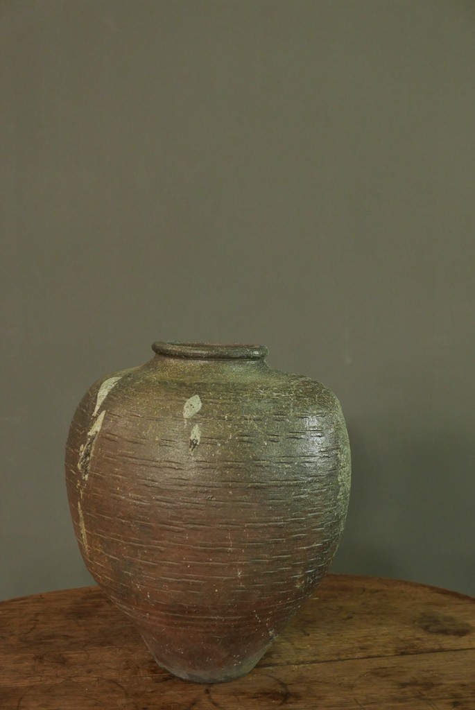 018灰褐色剔刻竹编藤纹丰肩广腹细足窄口罐清代43x34x15
