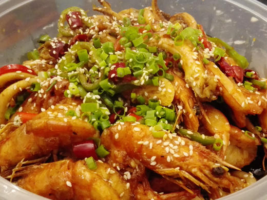 干锅鱿鱼虾(配料:鱿鱼,虾,蔬菜,辣椒)