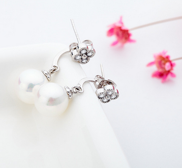 锆石花卉耳钉