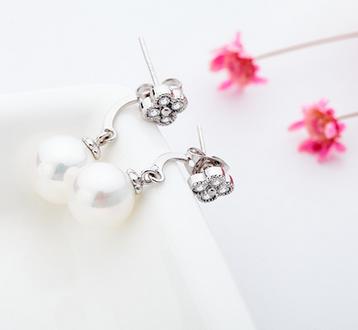 锆石花卉耳钉 商品图0