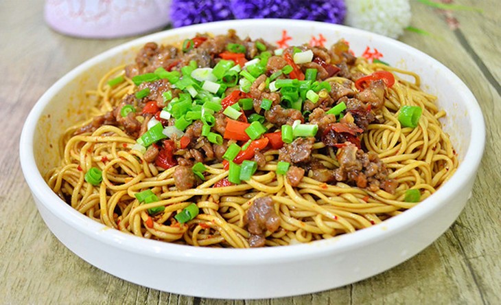 面条吃上去很有嚼劲,底下还铺了水煮的白菜,绍子放了很多,和香菜葱子