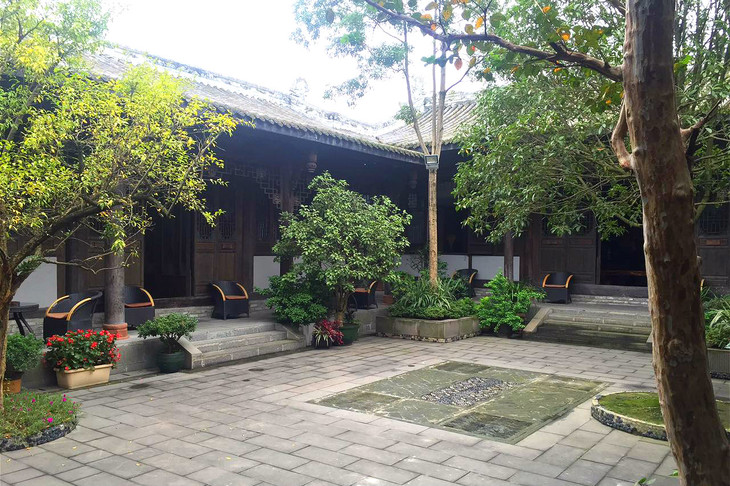 四合院是个带着精致园林的大院子,是老板收购重建了10多座川西老屋,采