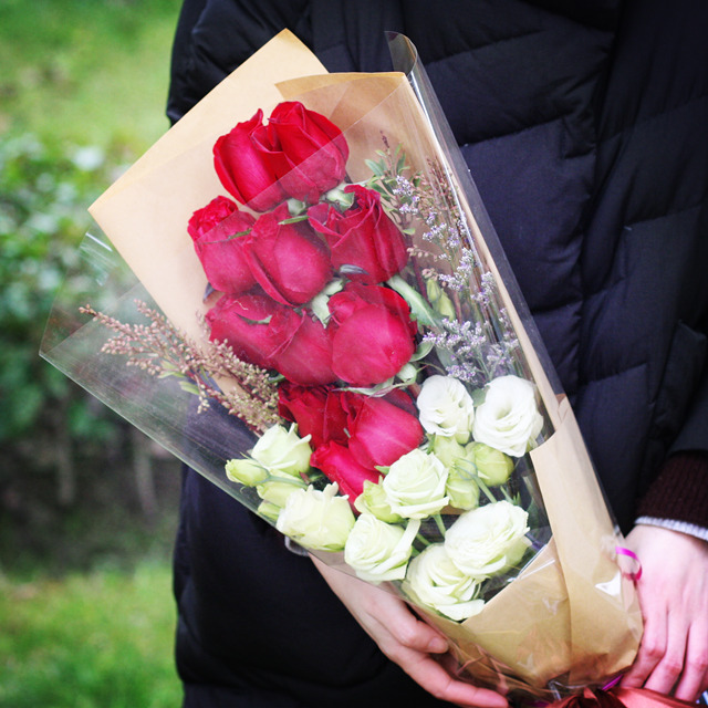 相爱A款丨11朵红玫瑰浅色配花礼盒