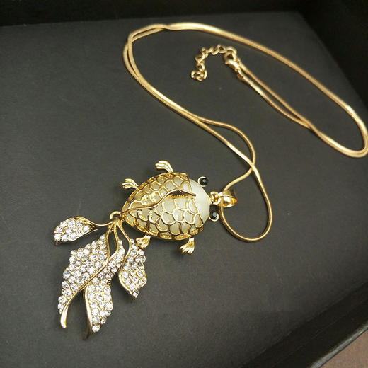 【配饰】韩版时尚百搭毛衣链长款女金鱼吊坠项链装饰品链挂链秋季衣服配链 商品图0