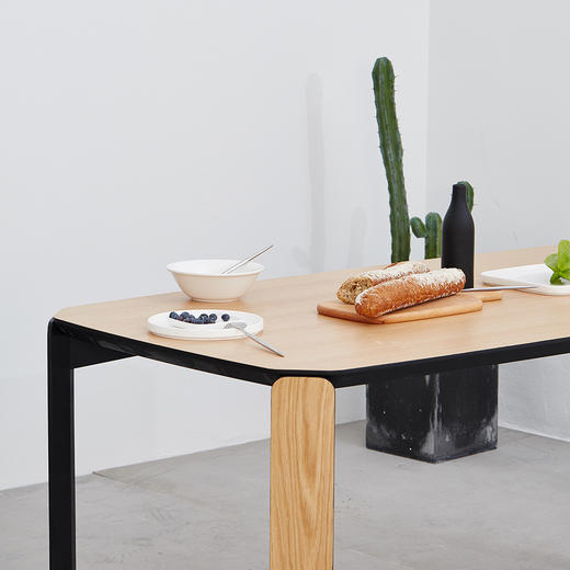 【InYard】45度桌系列桦木多层板 白橡木实木腿 大号半黑餐桌 商品图3