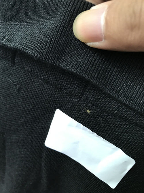 白色瑕疵部分(后背右侧衣脚有一黄色划横)黑色瑕疵部分(后背衣领下有