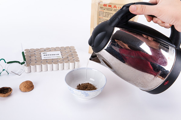 第三步,取出约10克专用隔核桃灸药粉,倒进容器里.