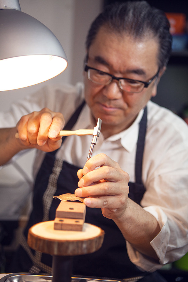 今天要介绍的珠宝匠人 青木刚,接手家族的珠宝工坊已经30多年了.