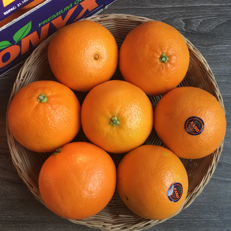 果皮橙红,果肉酸爽颜色金黄艳丽 皮薄汁多