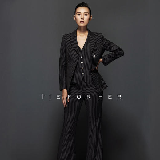 TF010 细条纹单排西装 商品图1