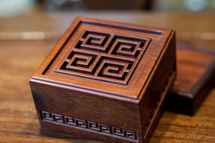 大红酸枝万字纹盘香盒两件套