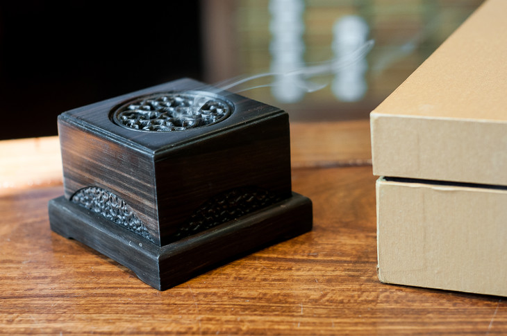 黑檀缠枝纹盘香盒两件套