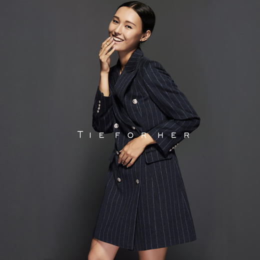 TF033 粗纺蓝条纹双排八扣大衣 商品图2