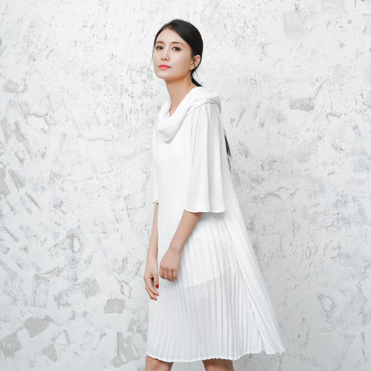 【服饰鞋包】煊妮诗春夏新款大领口大裙摆长款系带雪纺连衣裙百褶连衣裙 商品图0