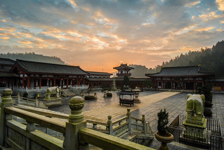 据说每年端午节前后, 在江西抚州的曹山, 会有一群快乐的法师,亲自下