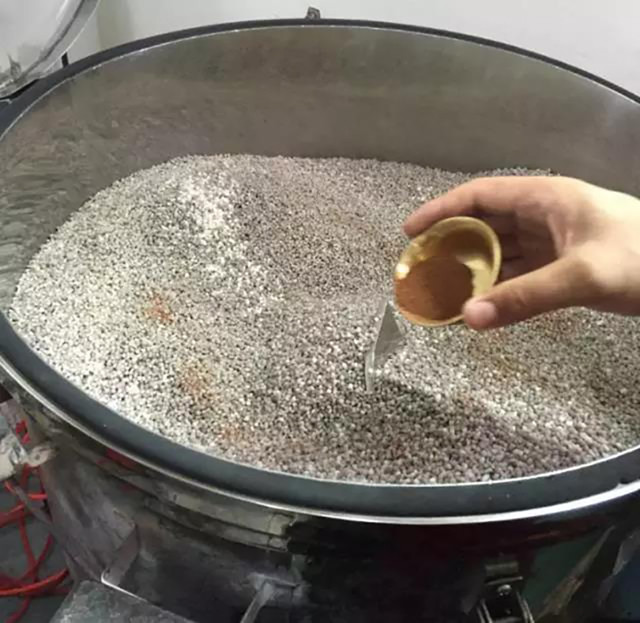 值此殊胜良机,喇荣五明佛学院堪布刚桑轮珠特地制作精美播经机以利有