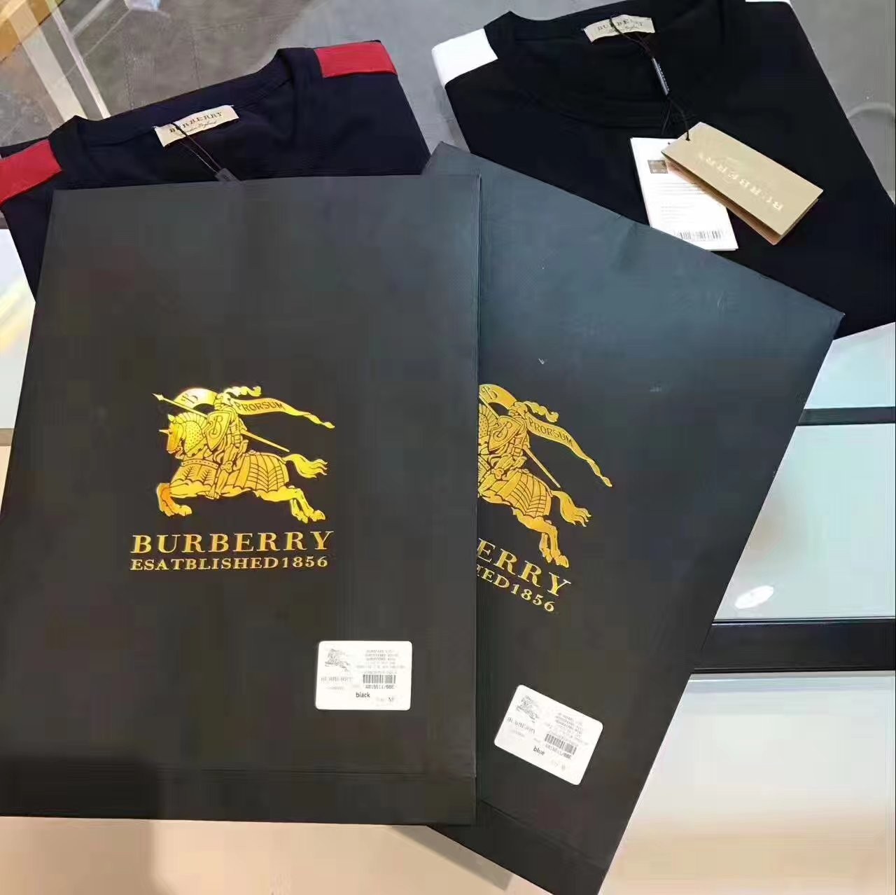 巴宝莉17最新款!官网同步!三标手提袋齐全!没有太多的花头!