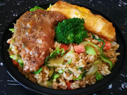 港式铁板牛排炒饭送水果小菜