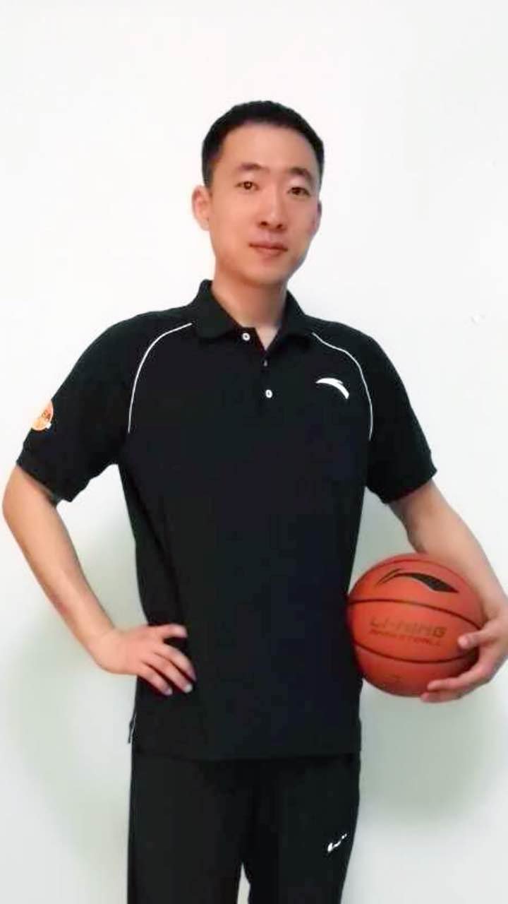 李老师:吉林体育学院教师,篮球专业教学12年;吉林体育学院女篮主教练