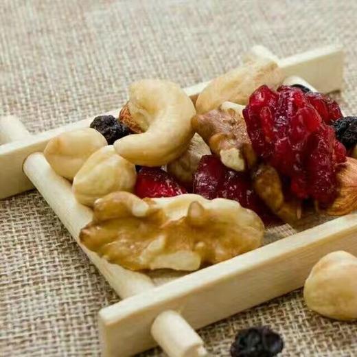 西域华腾每日坚果750g新疆特产组合25g*30包手提礼盒包邮 商品图1