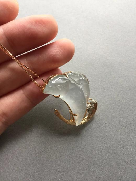 翡翠高冰种雪花棉母子豚海豚18k黄金镶嵌 商品图1