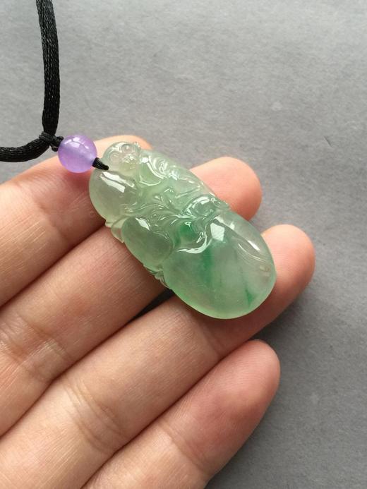 翡翠冰种飘阳绿大桃子金猴捧寿 商品图1