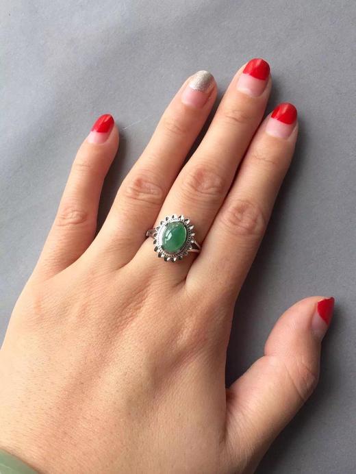 翡翠冰种阳绿蛋面戒指18k白金镶嵌 商品图1