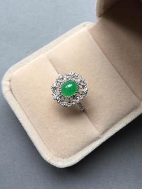 款式别致的冰种阳绿翡翠蛋面戒指18k白金钻石镶嵌