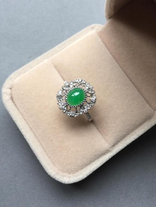 款式别致的冰种阳绿翡翠蛋面戒指18k白金钻石镶嵌 商品图0