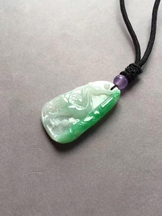 翡翠阳绿俏色鹤竹祝寿牌 商品图0