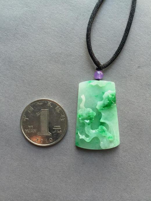 糯种阳绿白底青翡翠山水牌 商品图2