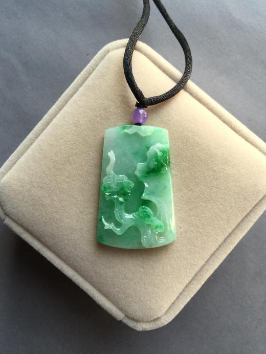 糯种阳绿白底青翡翠山水牌 商品图4