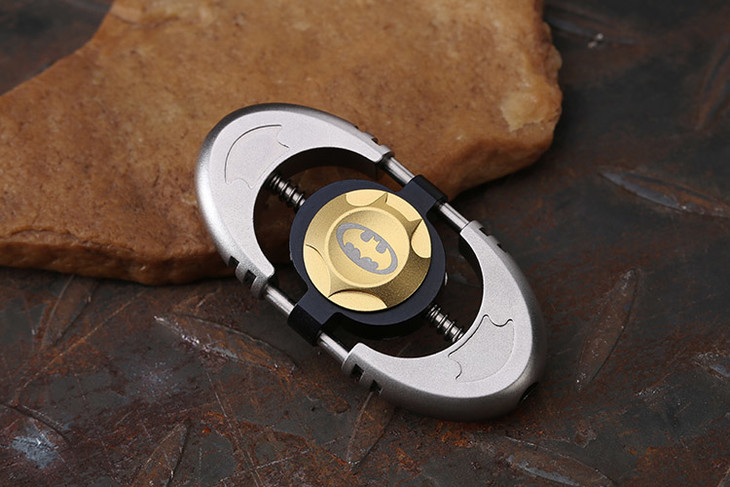 指尖陀螺成人减压玩具edc蝙蝠升级版德国进口轴承纯铜手指陀螺