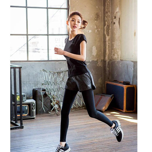 简约黑女短袖假两件长裤套装