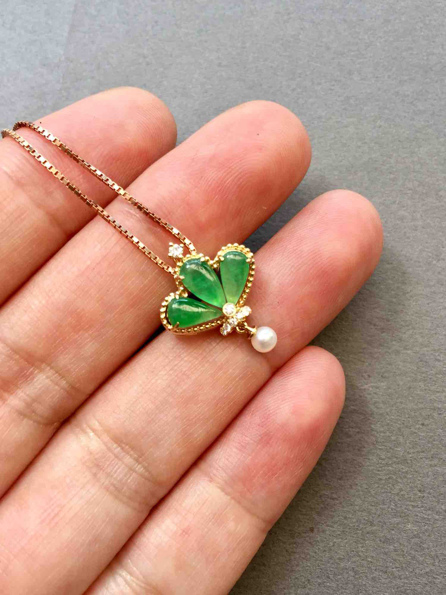 冰种阳绿翡翠皇冠吊坠18k黄金钻石镶嵌