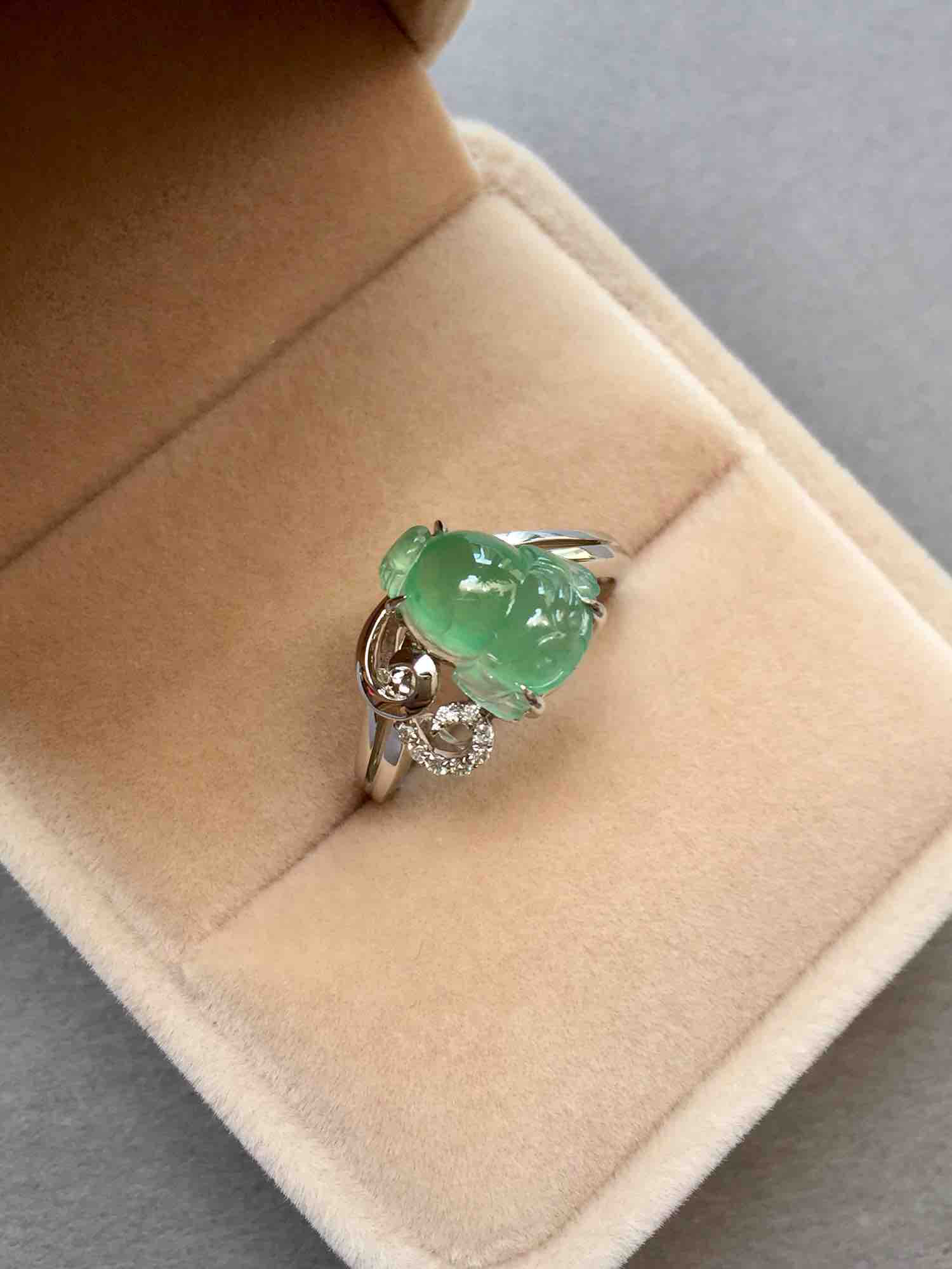 翡翠高冰种浅阳绿三足金蟾戒指18k白金钻石镶嵌