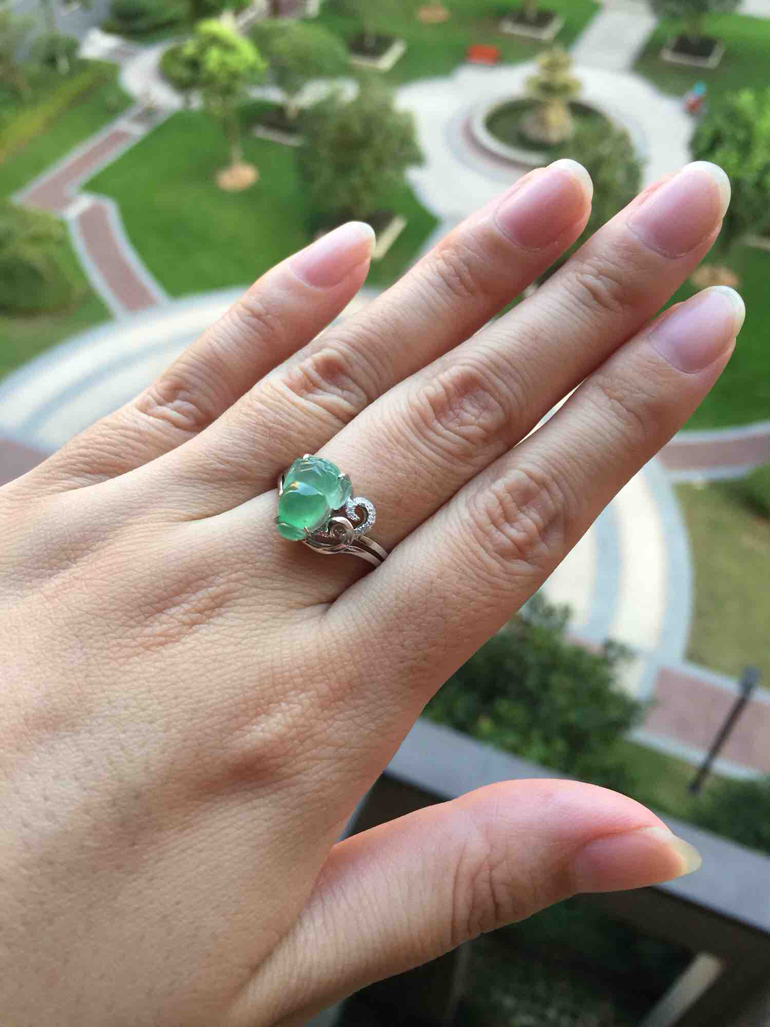 翡翠高冰种浅阳绿三足金蟾戒指18k白金钻石镶嵌