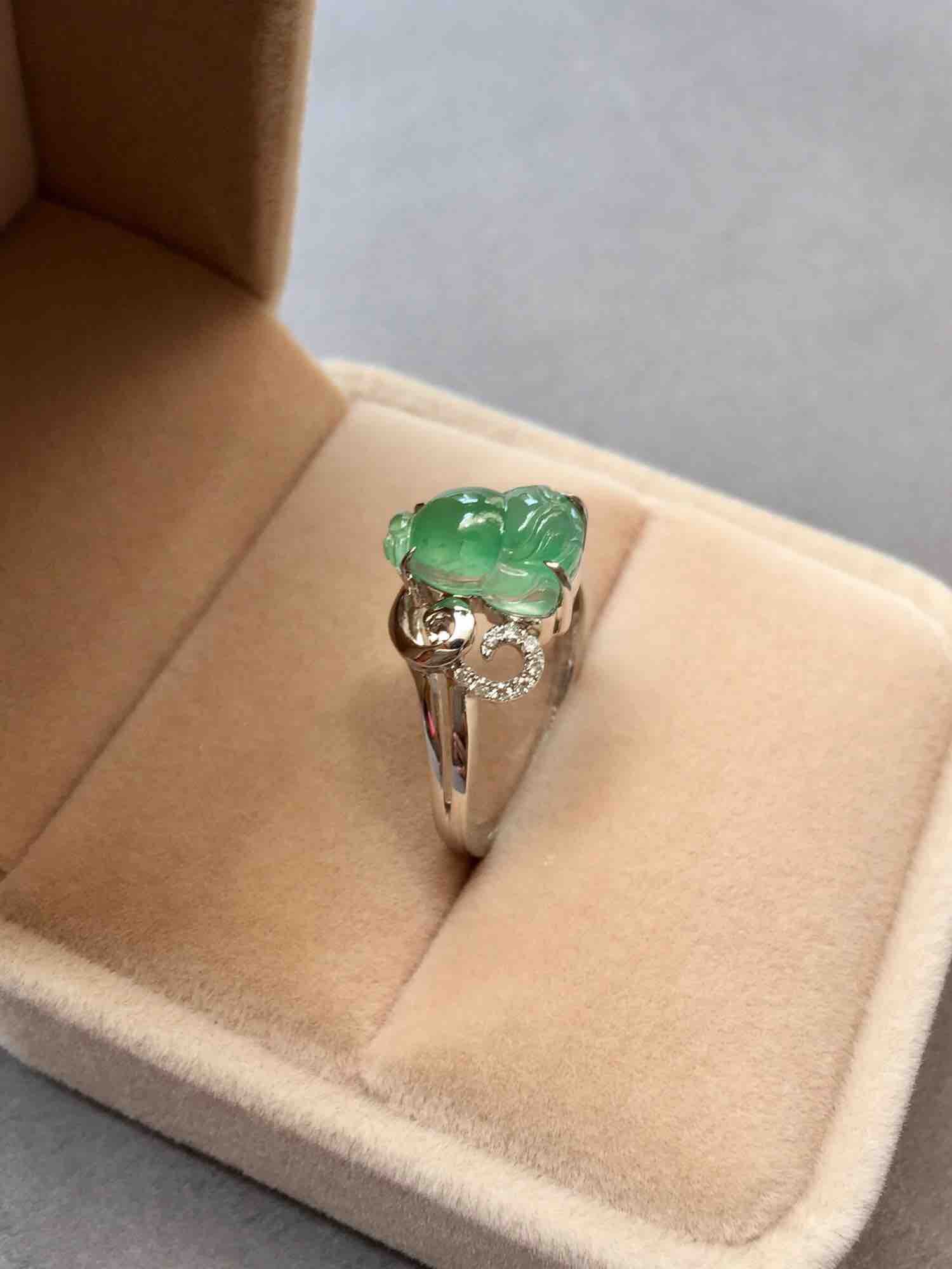 翡翠高冰种浅阳绿三足金蟾戒指18k白金钻石镶嵌