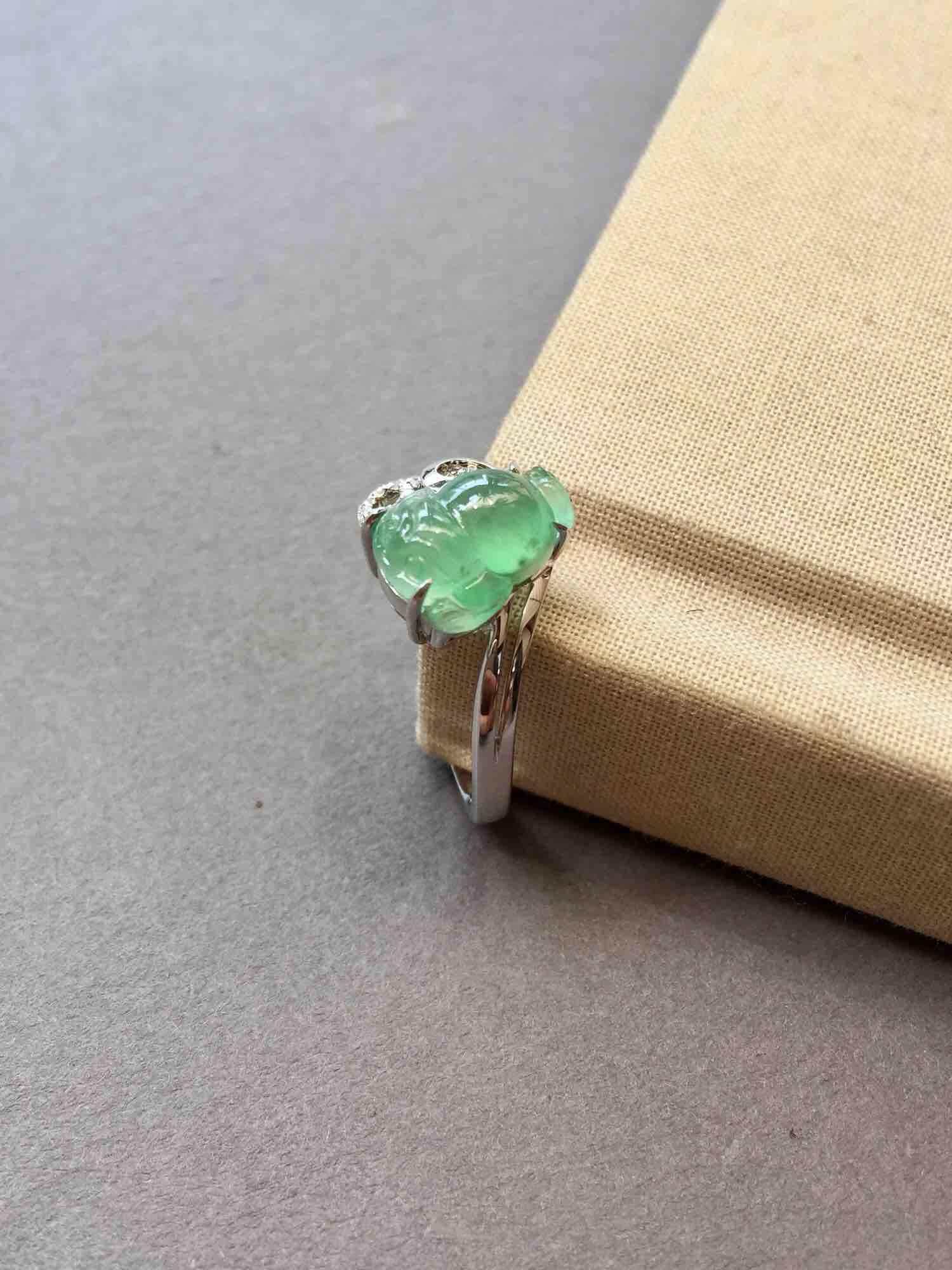 翡翠高冰种浅阳绿三足金蟾戒指18k白金钻石镶嵌