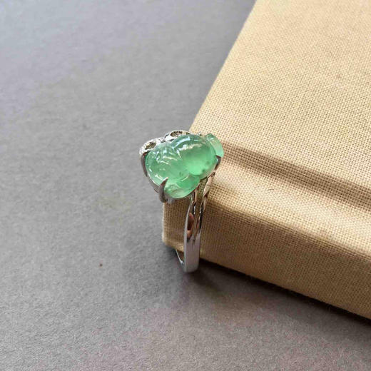 翡翠高冰种浅阳绿三足金蟾戒指18k白金钻石镶嵌 商品图1