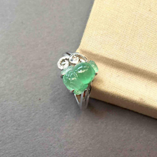 翡翠高冰种浅阳绿三足金蟾戒指18k白金钻石镶嵌 商品图0